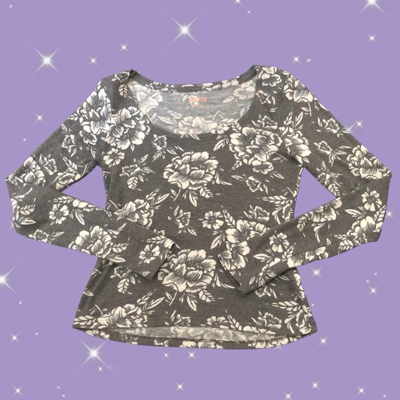 Mudd Clothing Women’s Gray and White Floral Sweater - Picture 4 of 5